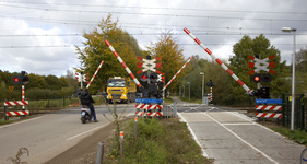 804322 Gezicht op de spoorwegovergang in de Mereveldseweg in de spoorlijn Utrecht-Arnhem te Utrecht.